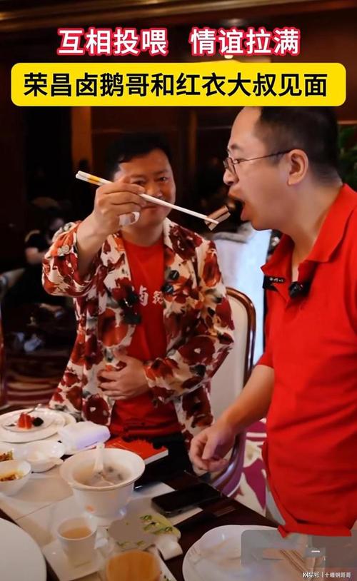 卤鹅哥投喂荣昌游客,荣昌卤鹅蘸水