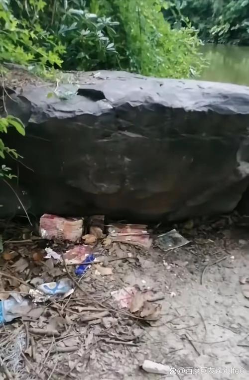 河道现大量成扎钞票,河道现大量成扎钞票 男子将其捡走